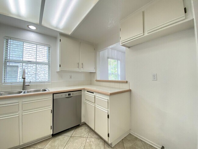 Building Photo - Bright 2 Bedroom Condo in Oceanside!