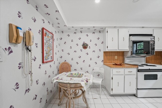 Building Photo - 16251 Golf Club Rd