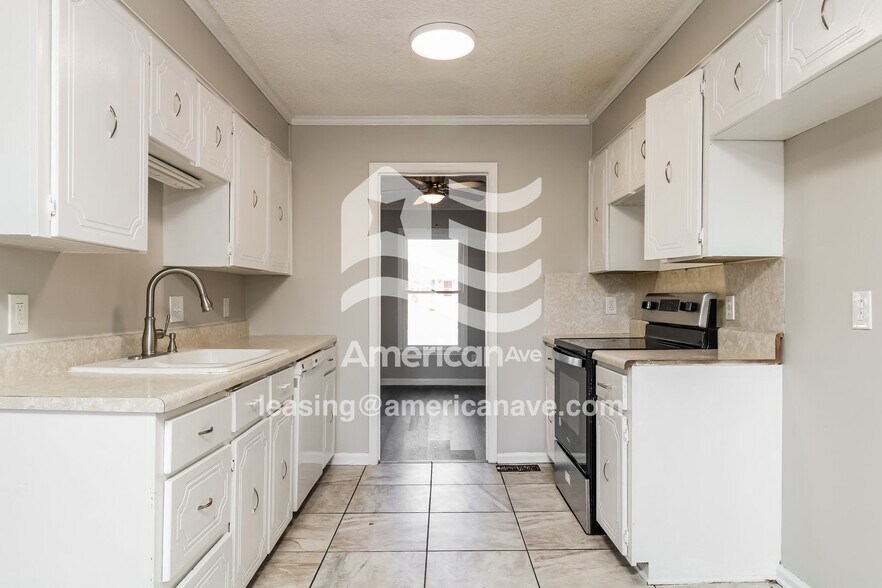 Building Photo - 215 Laurel Meadows Dr