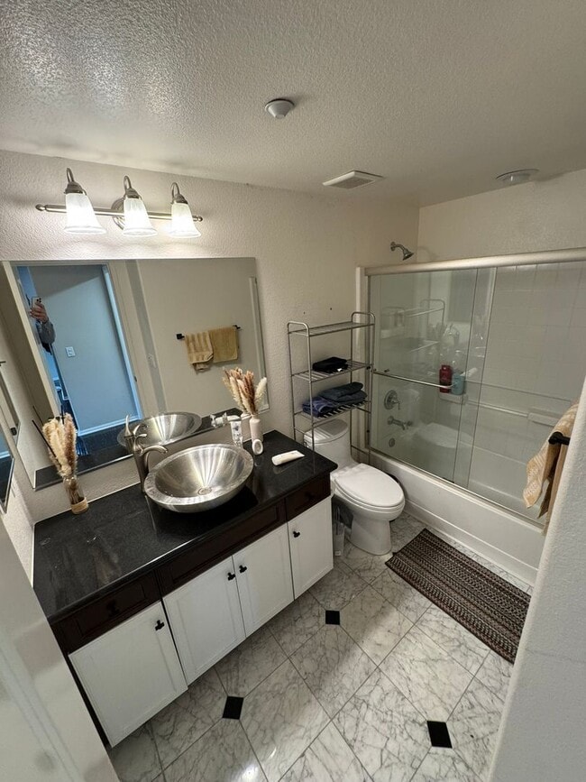 Building Photo - Spacious 2-Bedroom, 2-Bath Modern Home Loc...