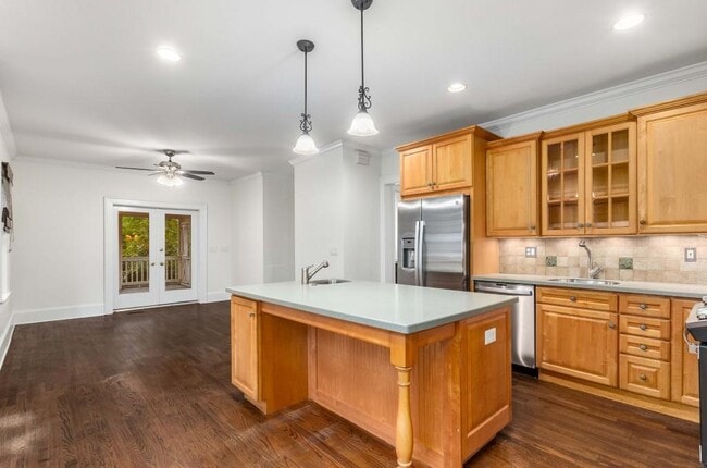 Building Photo - 656 Yorkshire Rd NE