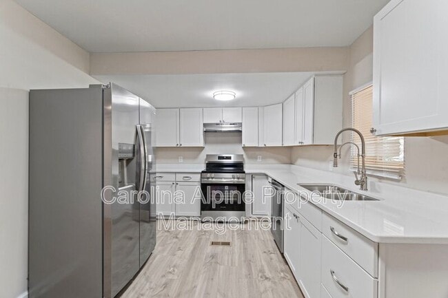 Building Photo - 175 Uphill Dr