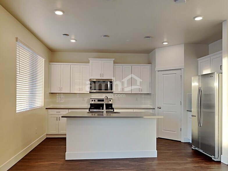 Building Photo - 1097 Moorside Ave