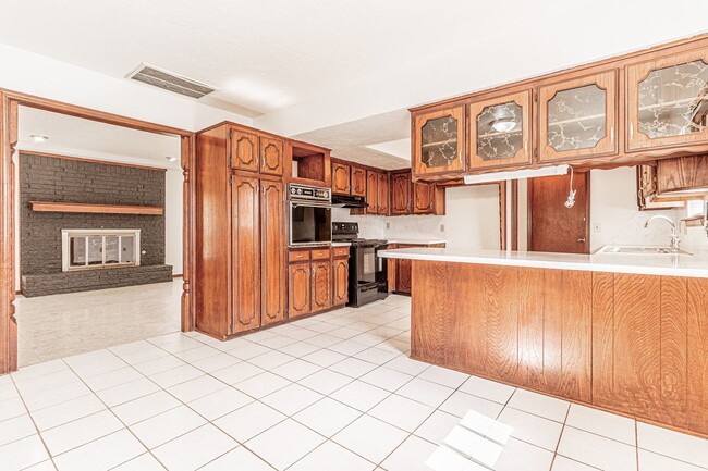 Building Photo - 4 Bed 2 Bath in SW Oklahoma City