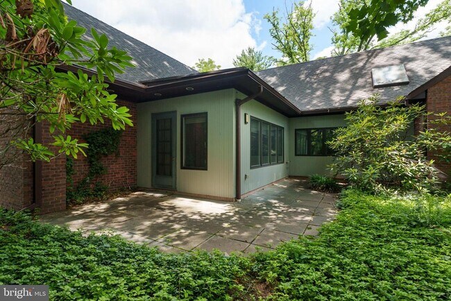 Building Photo - 26 Constitution Hill W