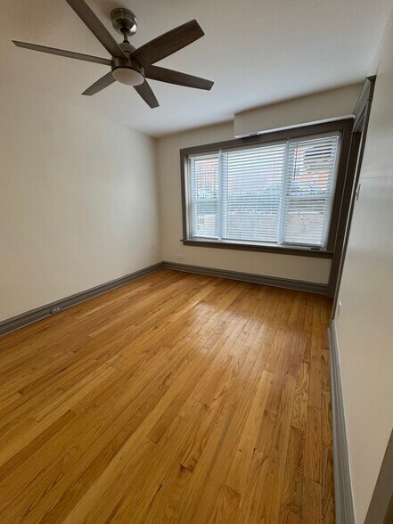 Building Photo - 1809 N Hermitage Ave