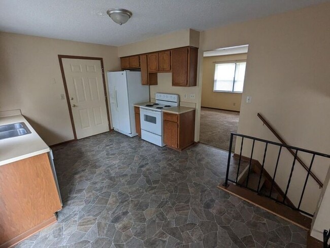 Building Photo - 5851 Meadowhurst Way