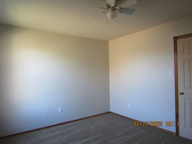 Building Photo - Crown Pointe Area!! PETS ARE NEGOTIABLE WI...