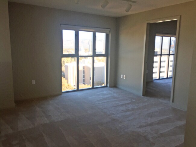 Building Photo - Fantastic 2 Bed/2Bath Penthouse with Panor...