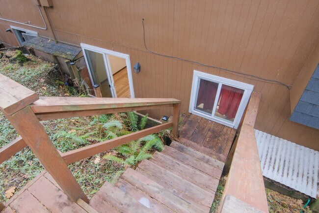 Building Photo - 3 bedroom 2 bathroom duplex in South Eugene!