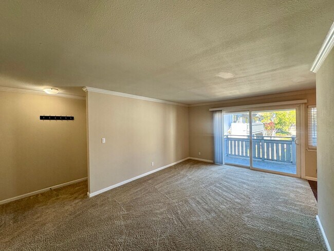 Building Photo - Nice Upper End Unit with Inside Laundry!  ...