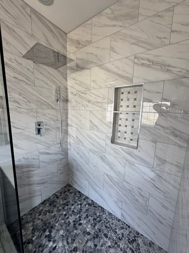 Building Photo - 700 Crooked Creek Dr