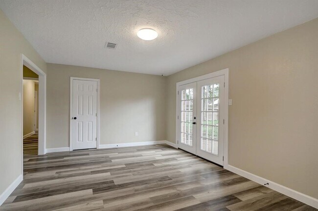 Building Photo - 2606 Hillshire Dr