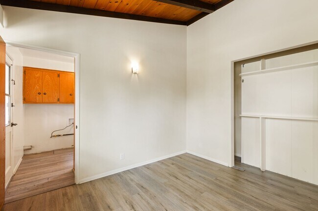 Building Photo - Charming Mid-Century 3-Bedroom Home in Win...