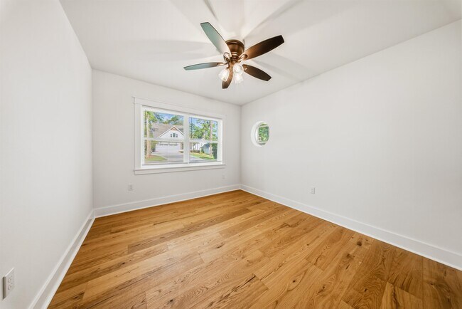 Building Photo - 1827 Fernando Dr