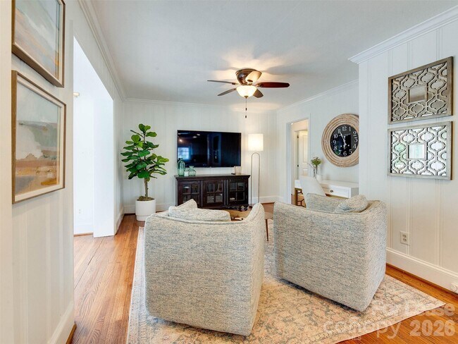 Building Photo - 3221 Sunset Dr