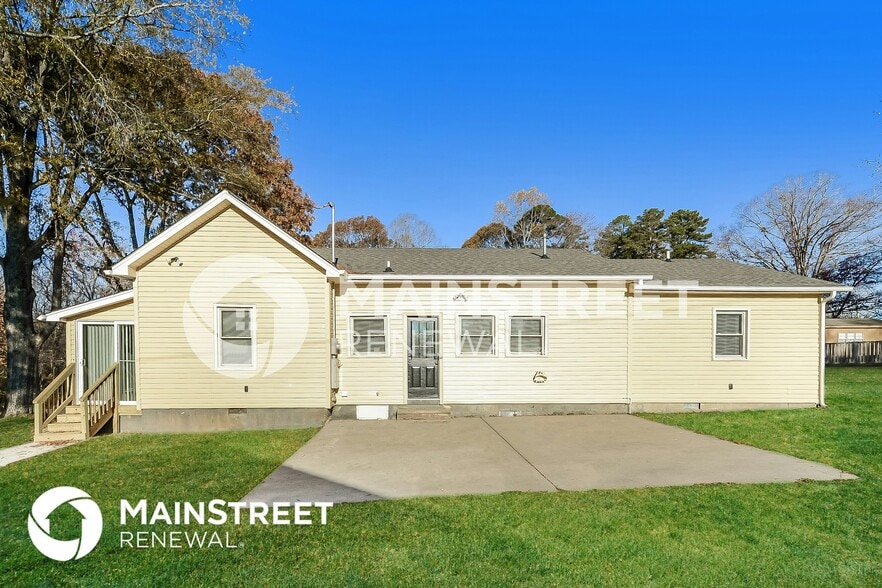 Primary Photo - 320 W Steele St