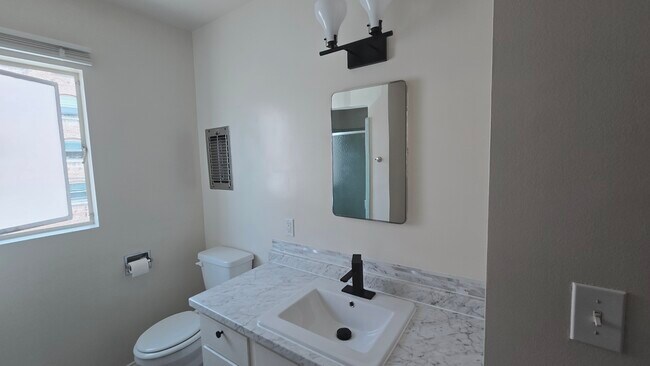 Building Photo - 526 S St Andrews Pl