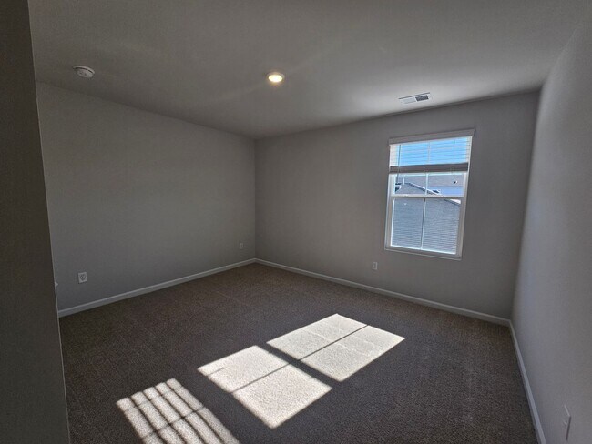 Building Photo - Waterfall Villages - 5 Bedroom- 2.5 Bath