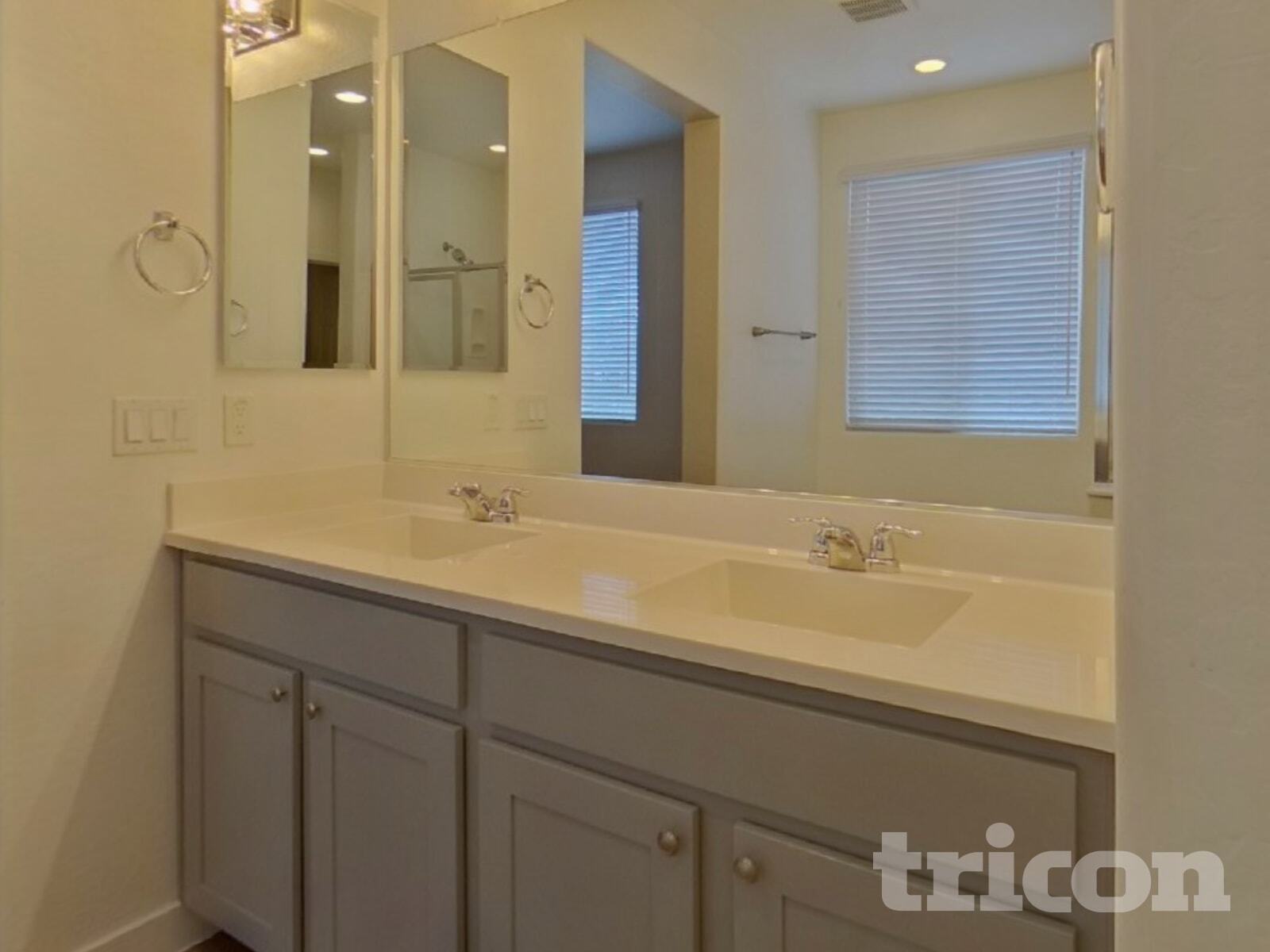 Building Photo - 2638 E Danbury Rd