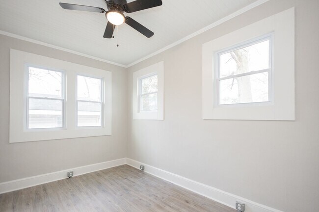 Building Photo - 725 W Poplar St