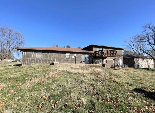 Building Photo - 758-760 Southampton Dr