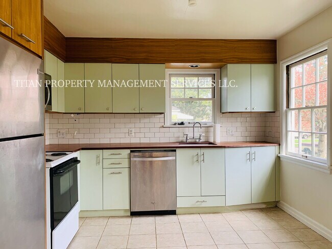 Building Photo - Beautiful 3BR/2BA Home in NE Portland | 1,600 Sq Ft | Private Fenced Yard | W/D Included