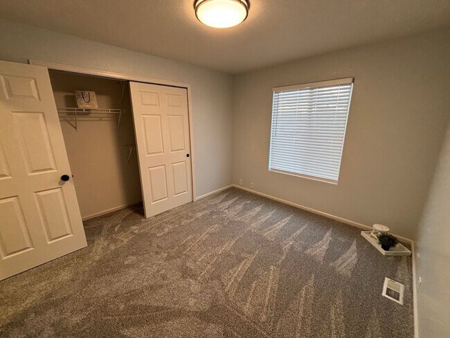 Building Photo - Beautiful Remodeled 3 Bedroom End Unit Townhouse