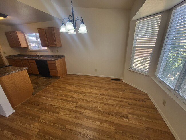 Building Photo - 996 Desert Dr