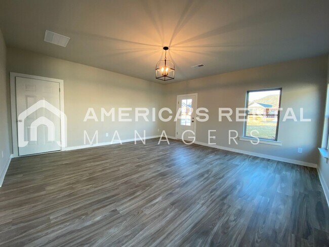 Building Photo - Home for Rent in Weaver AL. Available to V...