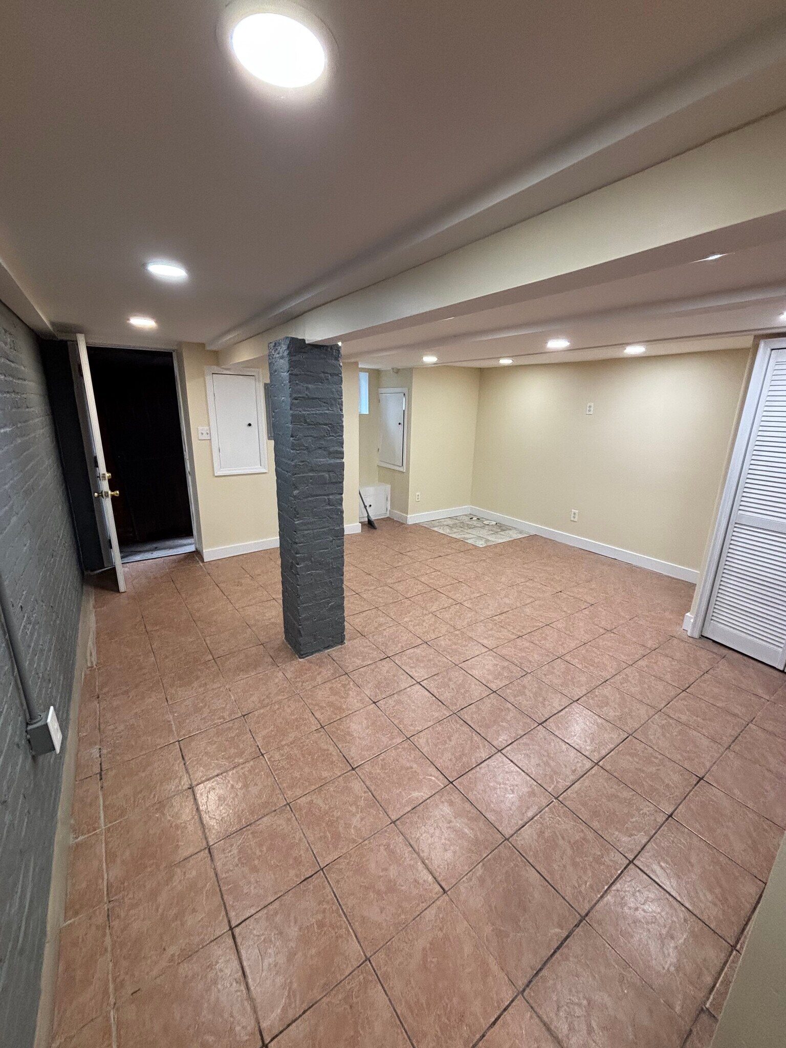 Building Photo - 244 6th Ave W