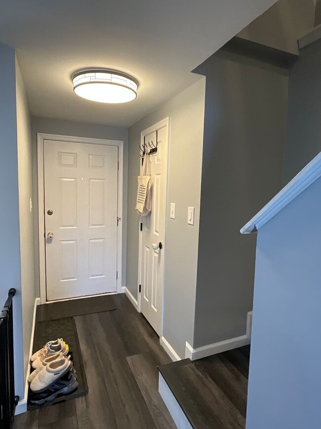 Building Photo - Beautiful 2BR 2BA 3 level townhome located in the Bowling Brook Farms Community