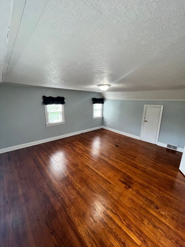 Building Photo - Welcome to 1826 Otts Chapel Road!
