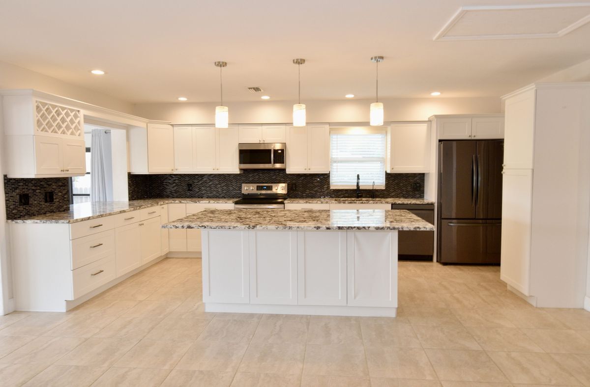 Building Photo - 3461 Lakeview Dr