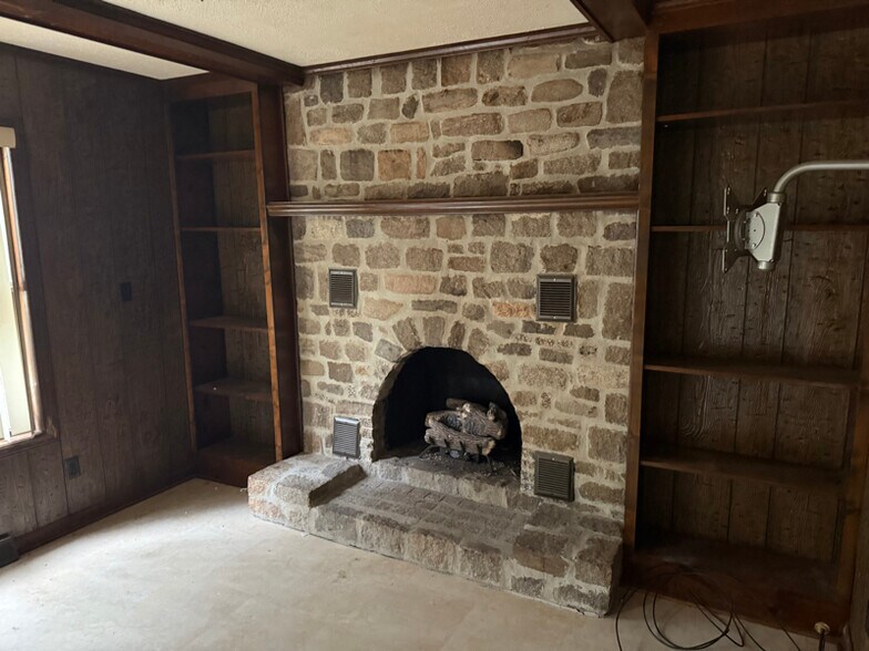 Building Photo - 205 South End Rd