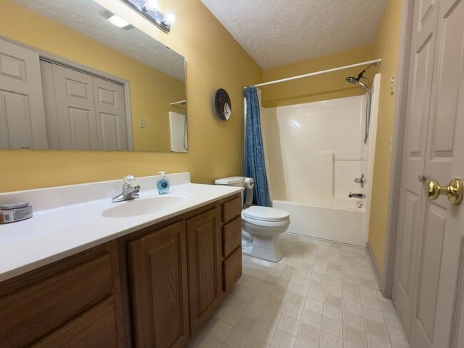Building Photo - 450 Rhododendron Ln