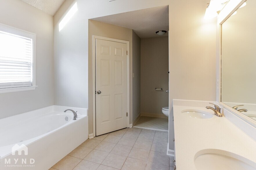 Building Photo - 4429 Richmond Oaks Dr