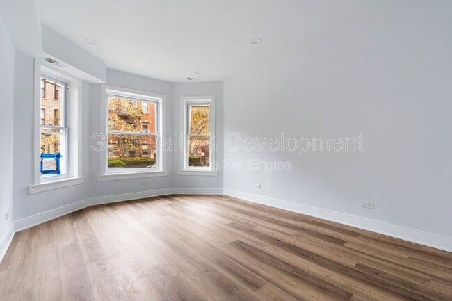 Building Photo - 3744 N Wilton Ave