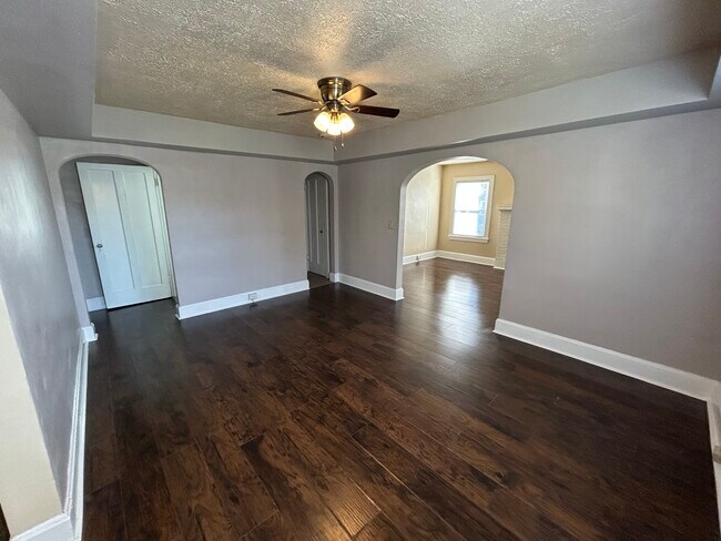 Building Photo - 1802 Lawn Ave