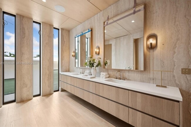 Building Photo - 424 W Rivo Alto Dr