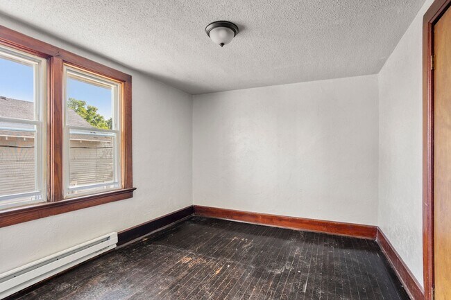 Building Photo - 1100 N Van Buren St