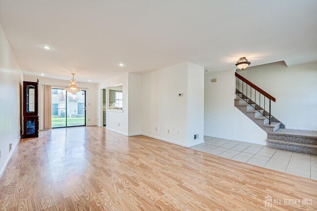 Building Photo - 404 Maplecrest Rd