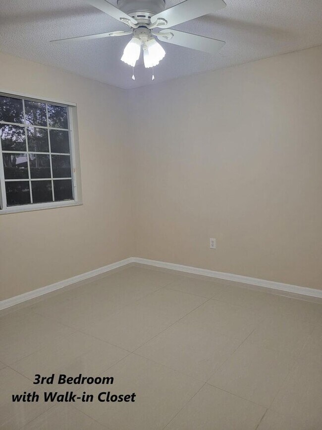 Building Photo - 1400 Crestwood Ct S