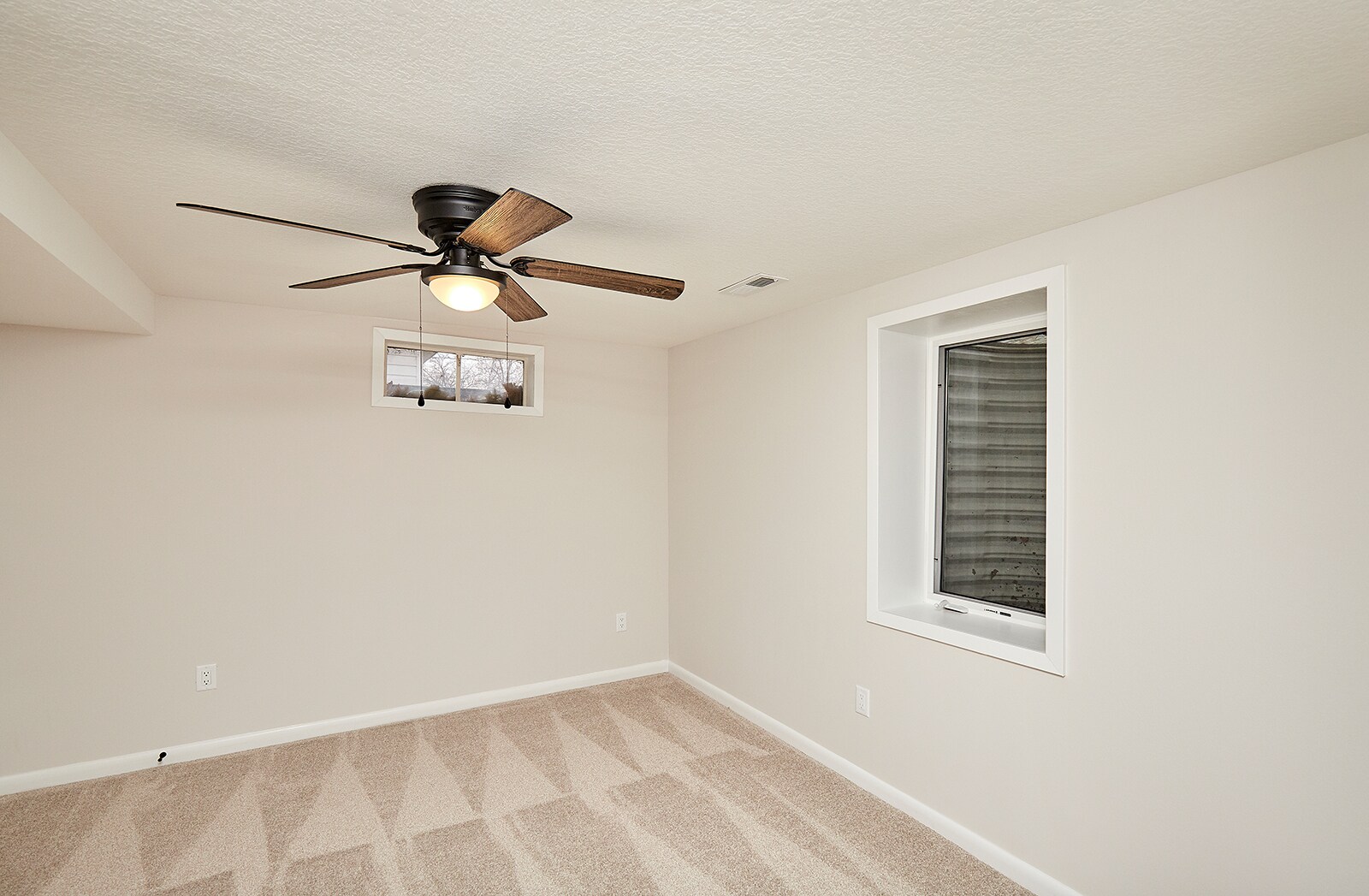 Building Photo - 409 SW Ash Dr