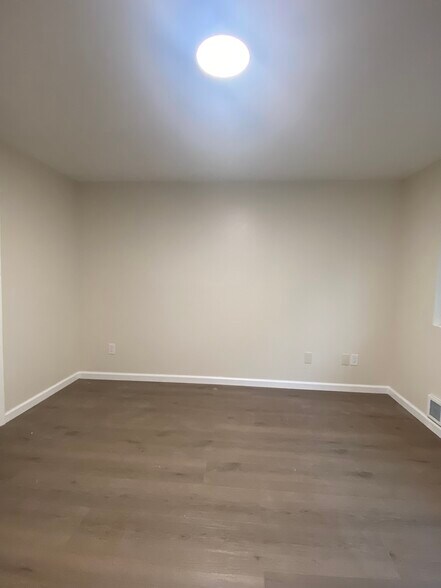 Building Photo - 13908 SE Newport Way