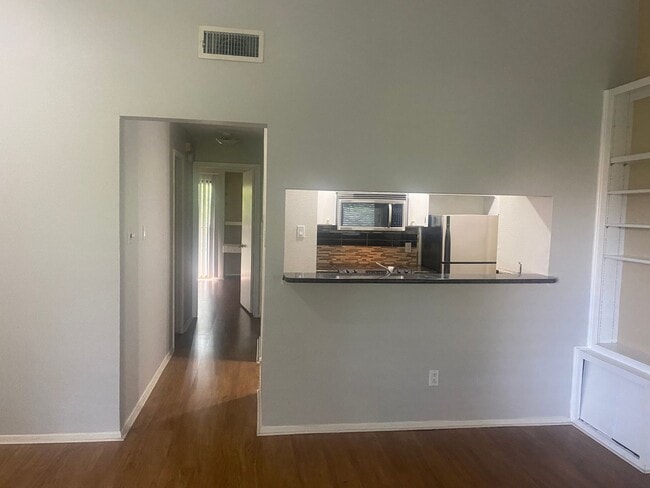 Building Photo - LAW SCHOOL SPECIAL - 1BD PLUS STUDY / 2BD/1BA
