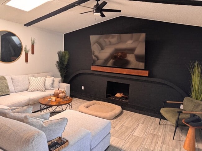 Building Photo - beautiful swimming pool and backyard oasis! fully remodeled home new appliances !