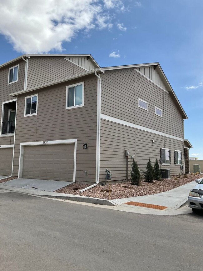 Building Photo - Beautiful Townhome in Townes At Woodmen Heights