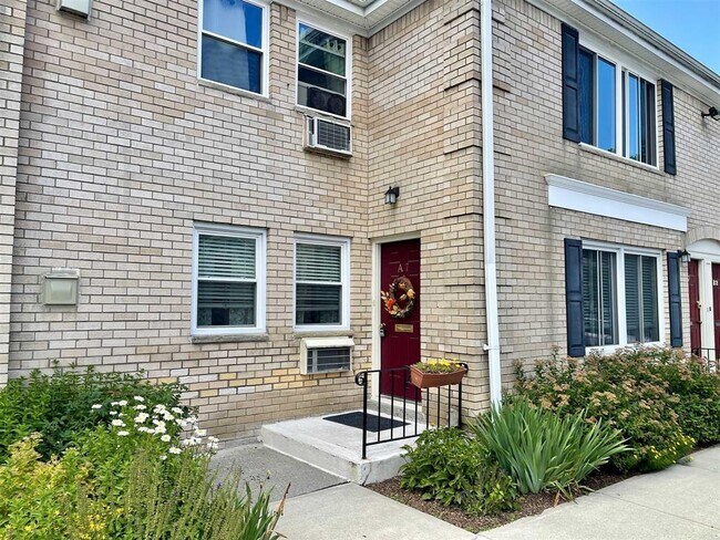 Building Photo - 250 Beechwood Ave