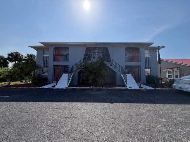 Building Photo - 2-bedroom, 2-bathroom residence located in Punta Gorda Isles